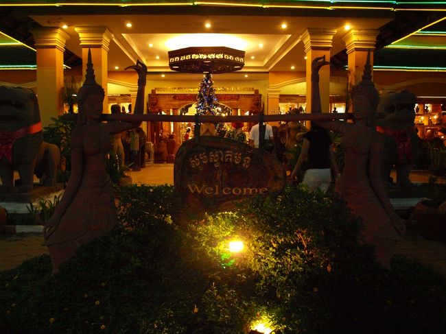 プノン・バケンを下りてから、ガイドのTさんが土産物屋に連れて行ってくれました。<br /><br /><br />ラジャボレイ・アンコール･マーケットは、土産物から日用品まで揃う大型総合民芸品土産物店。<br />ただの土産物屋ならそんなにテンションは上がらないのですが、ここには地元のお菓子なども売られていて面白かったです。アンコール･ビールやカンボジアのカップ麺などを購入。<br />