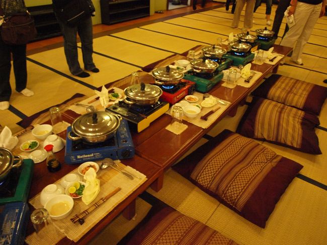 その後、お昼に休憩した土産物屋の二階へ。なんと畳の部屋で鍋の夕食です。