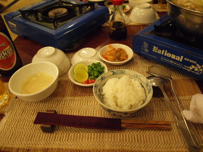 ナチュラルなランチョンマットにお箸がセットされて、可愛いテーブル。左にあるのが付けたれで、クリーミーでした。真ん中にあるのが薬味で、柑橘類に万能ねぎ、唐辛子と日本と似ています。<br />