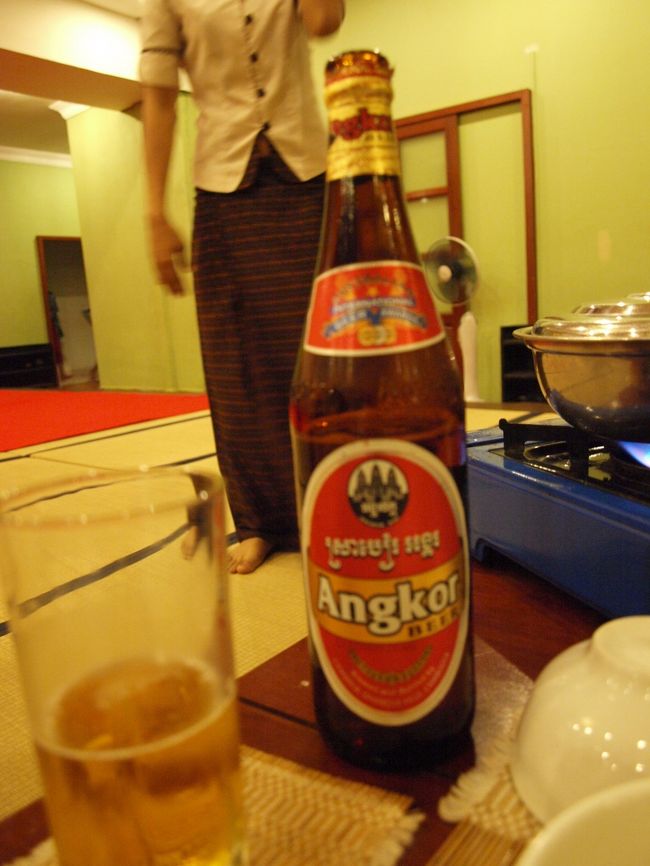 ここではすかさずアンコール・ビールの瓶を注文、3ドルでした。普段ビールを瓶で一本なんて飲まないのに、旅先だと違うんだよねー。<br /><br />ぷはー、うまいっ！<br />