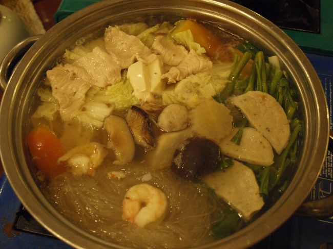 卓にはなんと一人に付きひとつのコンロが用意されていて、直径20cmはある鍋は一人分！具は豚肉に海老、つみれ、春雨、椎茸など。<br />トマトが入っているのがちょっと珍しいかな？出汁が良く効いていて、あっさりと美味しかったです。<br />