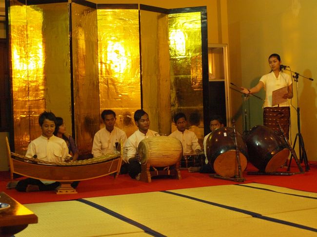 私たちの前方に白い布を張ったスクリーンが用意され、スバエク・トーイが始まりました。舞台向かって左側に楽器を演奏する人と、進行する人が居てあらすじを説明してくれます。<br /><br />楽器が面白いなぁと調べてみたら、まるで和太鼓そっくりな大太鼓はスコートム、となりはソンポー、竹琴はロニアット、笛はスロライ、ゴングはコーンという楽器だそうです。<br />