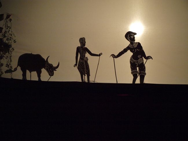 スバエクとはカンボジアの伝統芸能である影絵で、薄く綺麗になめした牛の皮で人形などを作り、それで演じられるもの。トーイは小型のもので、スバエク・トムは野外で篝火を焚いて行われる大型の影絵。<br />