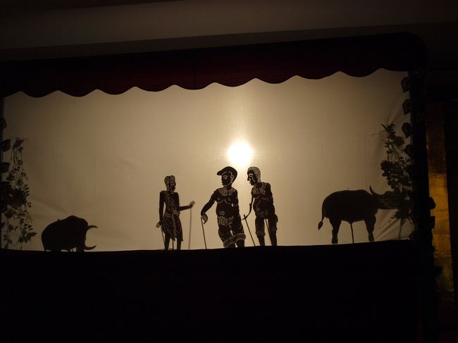 アンコール時代には王宮でしか見られなかったものだそうですが、今は私のような外国人の平民でも観ることが出来ます。<br />今上演されているものは、農夫のポアさんが美しい奥さんと一緒に水牛を連れて出掛けて行くと、<br />