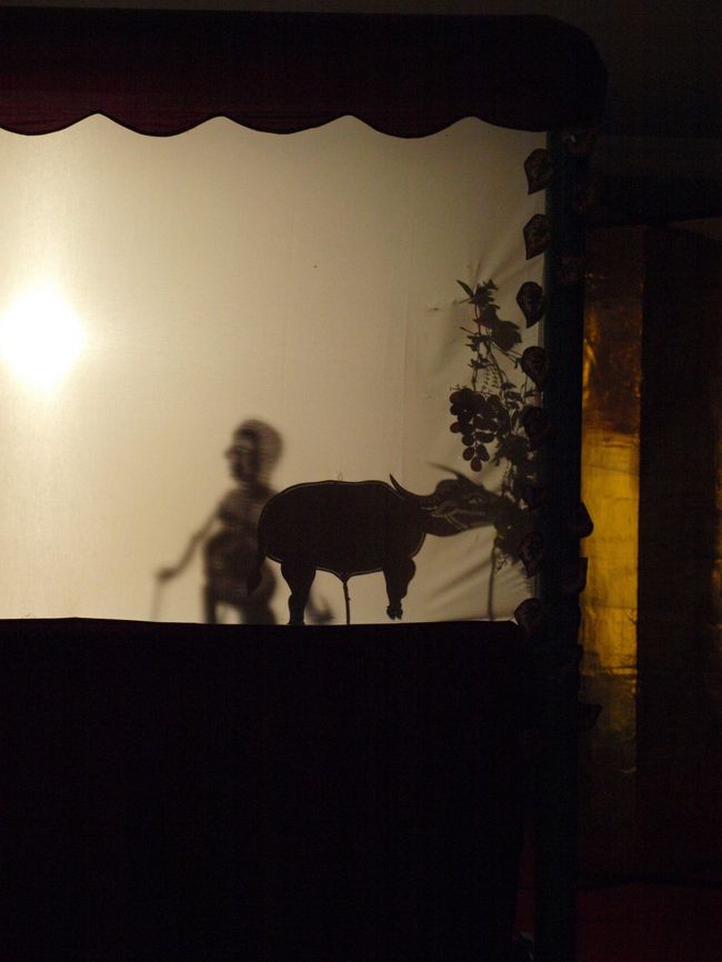 そこに農夫のソーさんが来て奥さんを気に入ってしまい、水牛を戦わせて勝った方が奥さんを自分のものにしよう、というもの。<br />