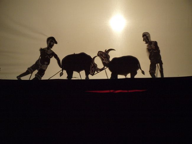 ポアさんの水牛は首の骨が折れて負けてしまいますが、奥さんを渡したくないポアさんはソーさんと言い争いになり、最後は警官がやって来て叱られてしまいます。<br /><br />草を食べているところなんて、本当に食べているみたいで見事！首の骨が折れるところもなかなか派手で、台詞はクメール語だったけれど面白かったです。<br />