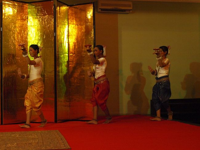 スバエク・トーイの後は、5人の女性が出てきました。各々左手に高杯のような物を手に、ゆっくりと入場。<br /><br />アンコール･ワットなどに描かれていた”アプサラ”は、ポル・ポト時代に90%もの教師や踊り子が処刑され、舞譜なども消失してしまいました。<br /><br />それでも難を逃れた数少ない生き残りの先生たちが1989年から復活を目指し、今では舞踊教室を卒業した人たちによる舞が見られるようになりました。