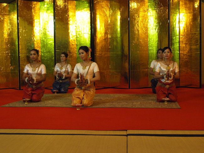 これはカンボジアに古くから伝わる「祝福の踊り」。<br />昔は王の前でしか舞われなかったものだそうです。アンコール時代にカンボジアは非常に栄え、クメール文化が花開きました。そのことを喜び、国が幸せであるようにという意味があるそうです。<br />