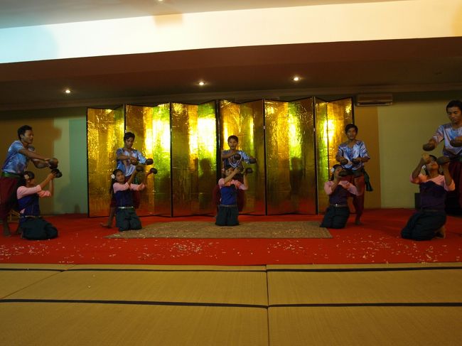 次は男性も出てきて、「ココナッツ・ダンス」。<br /><br />ソヴァイエンという町の民族舞踊で、マホーリという民謡に合わせて踊られます。<br />大きな祭りのときに踊られるものだそう。<br />