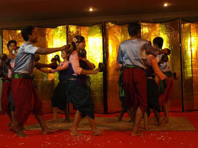 男性は口角を上げ顔全体で喜びを表現していて、女性はあくまでも瞳で静かに微笑む感じ。時折、威勢の良い掛け声が入ってリズミカルで楽しい踊りでした。