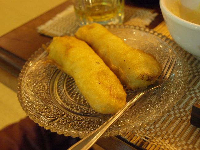 途中、揚げバナナとお茶が出てきました。<br /><br />揚げたてで美味しい！