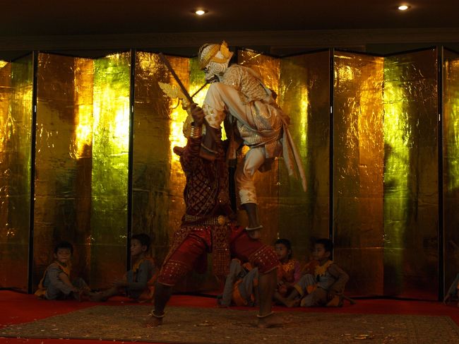 次は『ラーマーヤナ』から「猿と阿修羅の踊り」。<br /><br />物語の最後の場面、猿と阿修羅が戦うところです。めちゃめちゃアクロバティック。小猿が可愛いです。