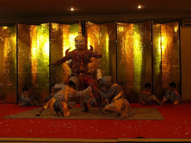 次は再びアプサラが登場。<br /><br />アプサラは『乳海攪拌』で神々と阿修羅が不老不死の薬「アムリタ」を手に入れるため、1000年もの間海をかき回した後に生まれた水の精。<br /><br />アンコール時代は神様に捧げる踊りでカンボジアでは一番人気のある踊りだそうです。<br />