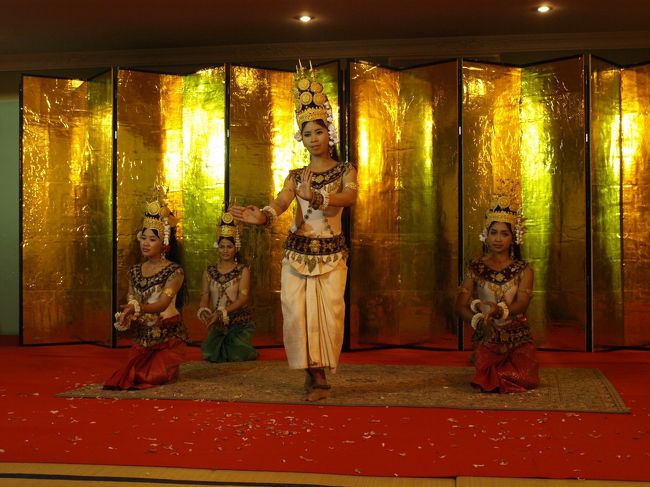 昔はやはり、王のみしか見られなかった踊り。手は蛇の頭、足は蛇の尻尾を表しているそうです。後姿も素敵。<br /><br />終演後、何故か「蛍の光」が流され、踊り子たちとの「記念撮影タイム」。ご丁寧に踊りやスバエク・トーイの説明が書いてあるシートに歌詞まで書いてあったけれど、誰も歌わないし、誰も記念撮影に行かず。<br />