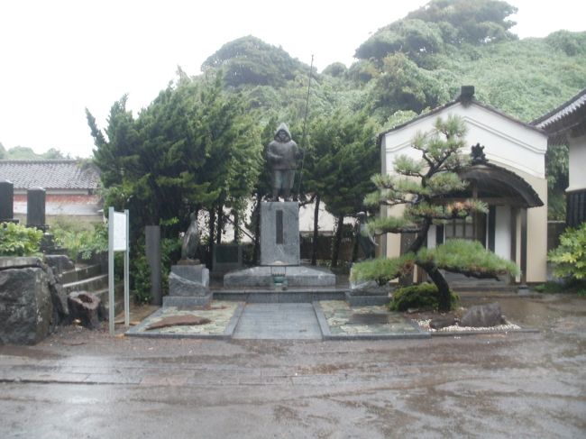 白瀬矗の銅像とペンギン像