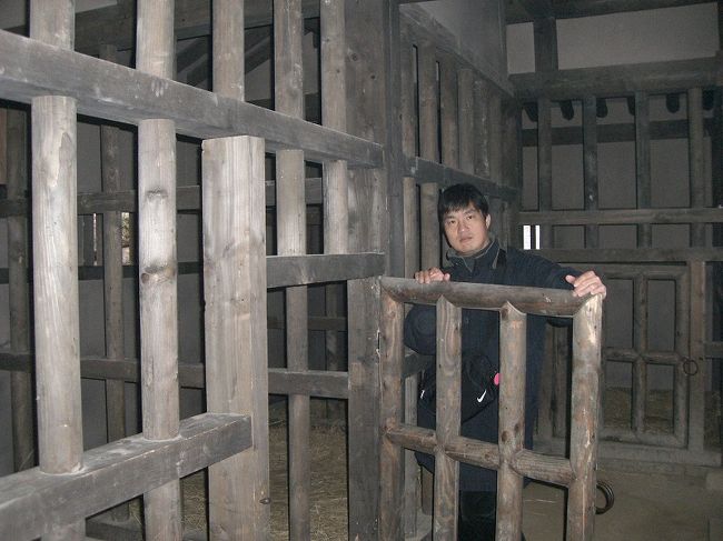 牢獄のシーンには何度も出てきました。でも柵の間隔広すぎます。<br />撮影を考えてのことでしょう。