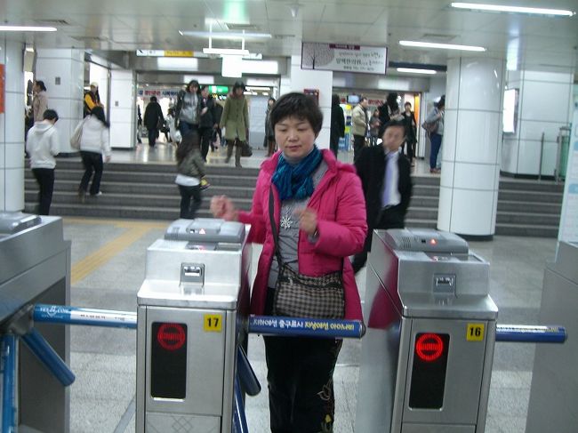 ソウルの地下鉄にも乗ってみました。移動手段としてわかりやすいですし快適です。