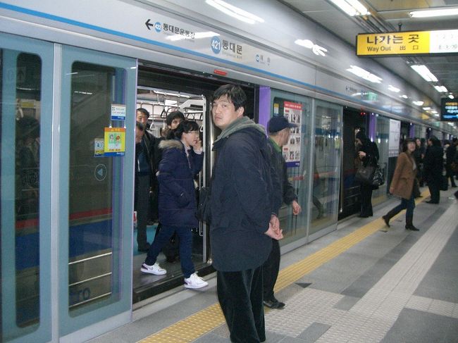 ホームには転落防止のためか壁が設置されている２重構造になっています。