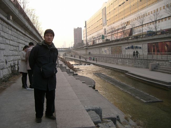 ソウルの中心部に清渓川（ちょっと読みがわかりませんが）という川が整備され散歩道になっています。