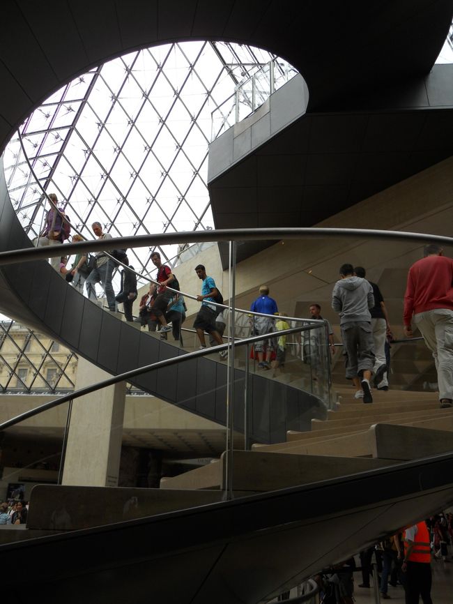 このらせん階段、このアングルからも絵になりそうです。<br />空を秋の乾いた青空にしてもう少し左に振って、、、、<br /><br />オイラの頭の中には　描きたい！　モチーフたくさんありすぎです。<br />何枚を絵にする事ができるんでしょうか？<br /><br />また、目立ちすぎるエレベーターに乗ってオイラお帰りです。