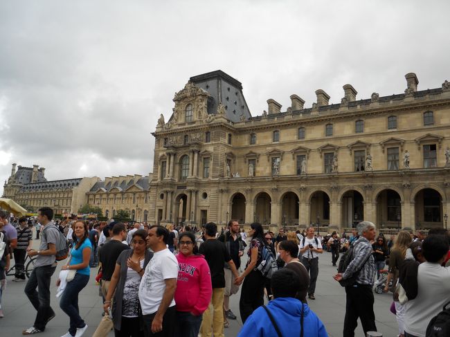午後は朝にも増して大勢の人々。日曜は入館無料になるそうですが、さらに多くの来場者で埋め尽くされるんでしょう。<br /><br />携帯電話なしで仲間とはぐれたら巡り会うの難しいでしょう。<br /><br />今日は午後から得意のウロウロ散歩とオランジュリー参拝？予定ですが長くなりすぎたのでこの旅行記はおしまいです。<br /><br />初パリ一人旅、彷徨いオヤジ　絵画の流れに身を任せ、、、、その４に続きます。