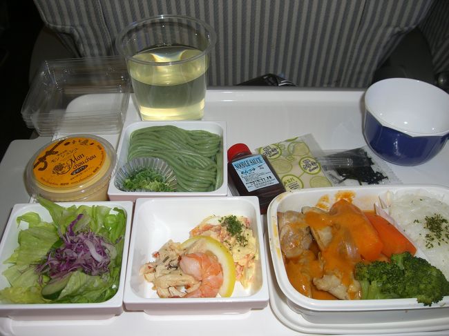 旅の始まりは機内食から。<br />チキンを選びました。<br />デザートはモンシュシュのプリンでした。