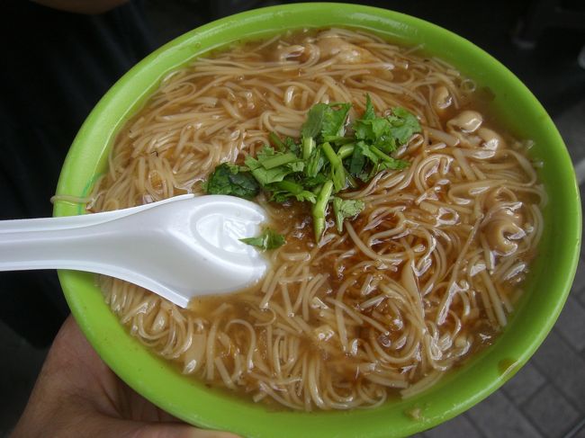 台湾での一食目は阿宗麺線の麺線です。<br />やっぱりおいしい。