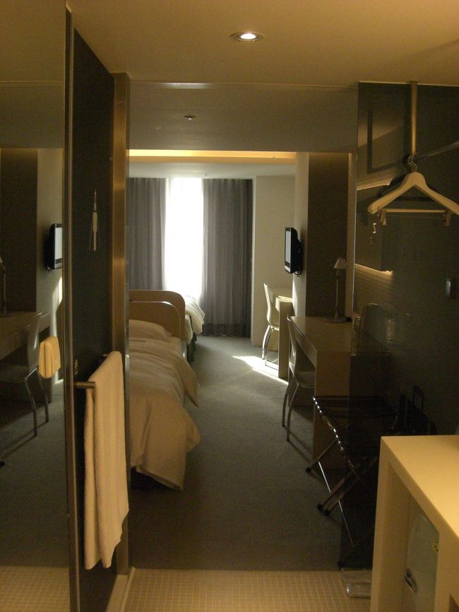 食後少し時間をつぶしてホテルに戻りました。<br />ツインの部屋ですがちょっと変わっていてベッドが６時と１２時の方向にあります。<br />頭同士の間にソファがくっついていて、ソファの向かいにはテレビがあります。