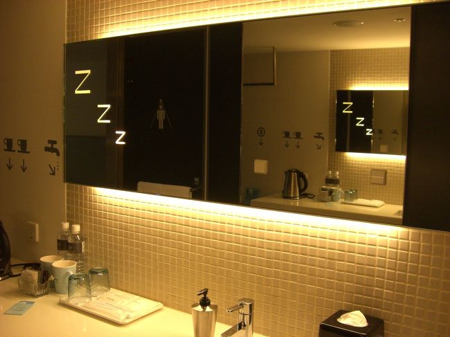 扉あけてすぐ右に洗面台と小さな冷蔵庫がありました。