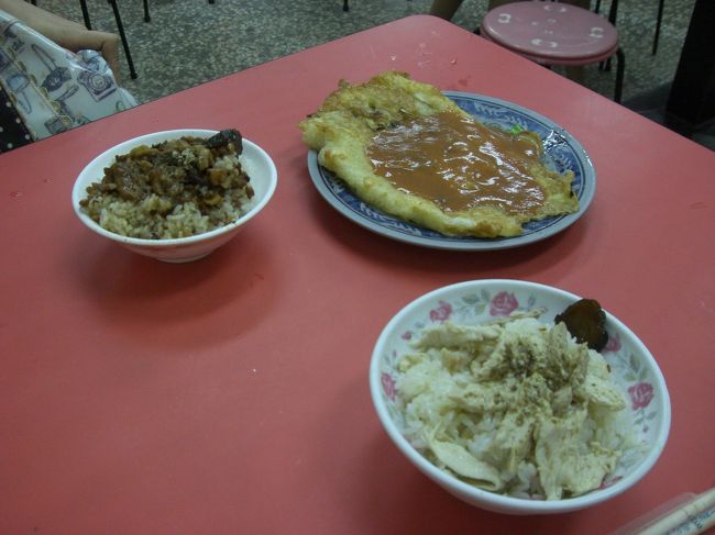 夜は士林夜市へ。<br />美食街のほうではない屋台の方へ行きました。<br />友達はルーローハンとカキオムレツ、私は鶏肉飯を頼みました。<br />鶏肉飯はじめてでしたが、さっぱりしてるような、でもちょっとこってりでおいしかったです。