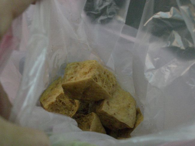 今回は臭豆腐を食べようと決めていて、揚げ臭豆腐を買いました。<br />たれとすっぱめの野菜とを一緒に食べるとけっこうおいしい。<br />においはそんなに気になりませんが、やっぱり少しはにおいます。<br />でも煮てる方が強烈でした。