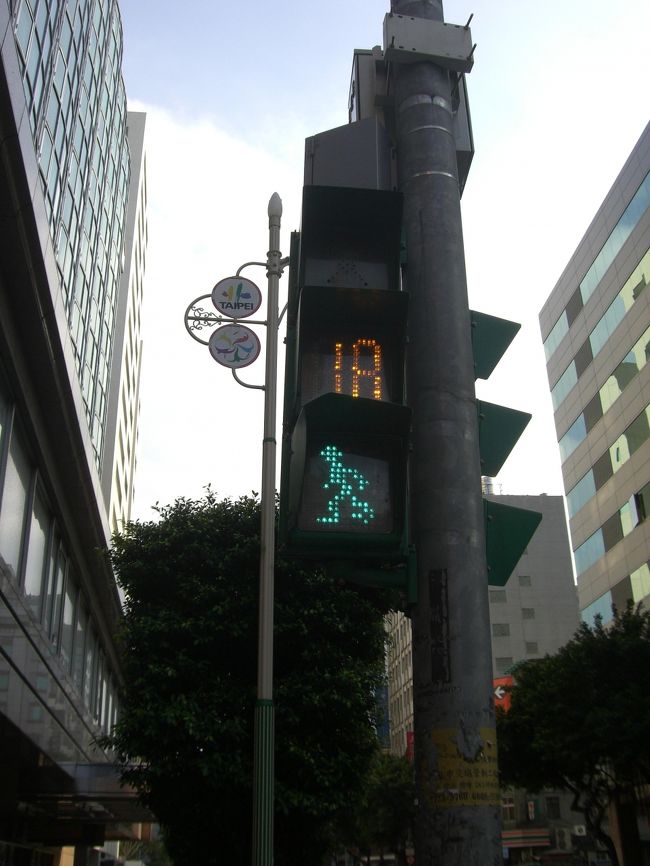 かわいいといえば歩行者用の信号機もかわいいですね。<br />残り時間が少なくなると歩いていた緑の人が走り出します。