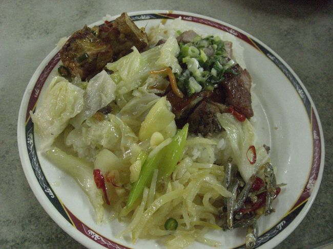 ３日目は台北駅周辺をお土産を探しつつぶらぶらし、昼食は以前食べておいしかったデパートのフードコートにいきました。<br />…が、デパートが改装中で閉鎖されていでがっかり。<br />しかたがないので第二候補だったお店へ向かうことに。<br />けっこう歩いて足が棒だったのでタクシーを使いました。<br />初乗り６０元くらいだったかな？とにかく安いです。<br />メニューを見ても分からなかったので物を指差して注文。<br />チャーシューと鶏テリのようなものを食べました。<br />やっぱりおいしい。