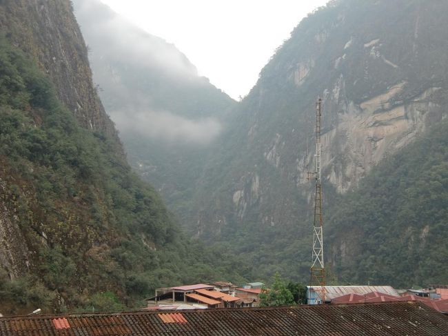マチュピチュ村は山深い小さな村、４階の客室からの眺め（写真）が良いのが救いである。