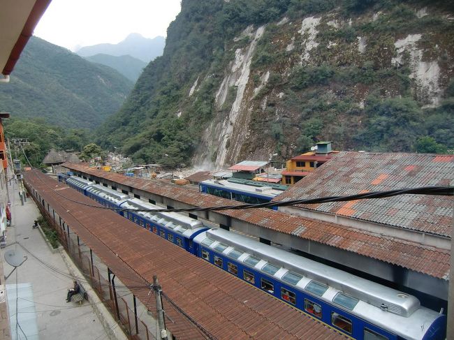 ホテル目の前にマチュピチュ駅があり、駅からのアクセス抜群！ただし、夕方から夜まで発着する列車の音がうるさい。しかし、毎日早朝出発が続いたので、夜９時には眠くなりベッドにもぐり込む。汽笛の音が子守唄に聞こえる‥‥。（熟睡）