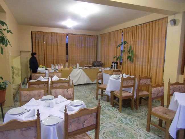 夜早く寝るので朝４時頃になると自然に目覚める。マチュピチュ村は遺跡見学や登山の基地なので朝が早い。朝食レストラン（写真）は朝５時からオープンする。