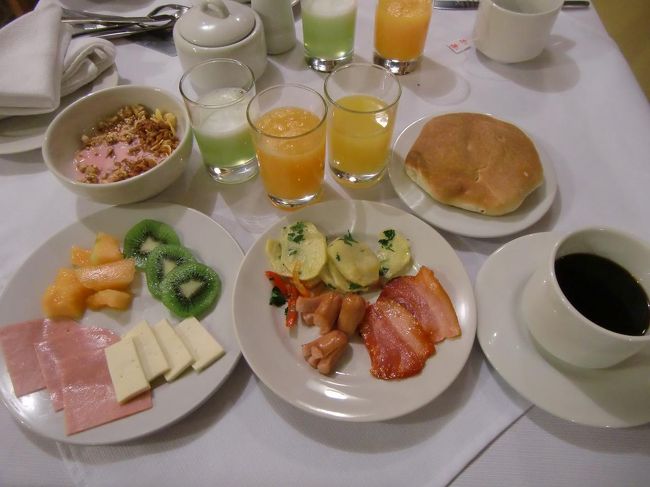 早めにレストランに行き自分流の朝食メニュー（写真）を作る。種類はそれ程多くはないが、これで十分であろう。パンとコーヒーがイマイチ。それ以外はおいしい。