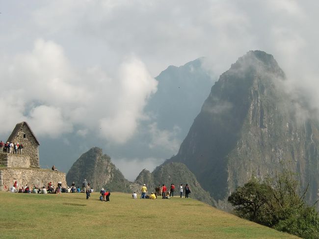 見張り小屋の東側には広いテラス（写真）がある。今日は、このテラスの下についているインカ道を「インティプンク」へと歩く。