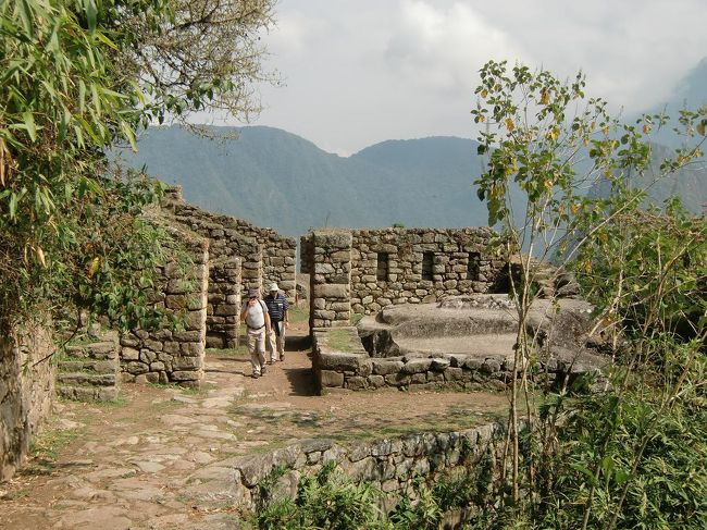 ２つめの遺跡（写真）。インカ道の脇に作られたこの２つめの遺跡は結構しっかりできている。インカ皇帝は決して歩かず、どんなに険しい道でも従者にかつがせたという。