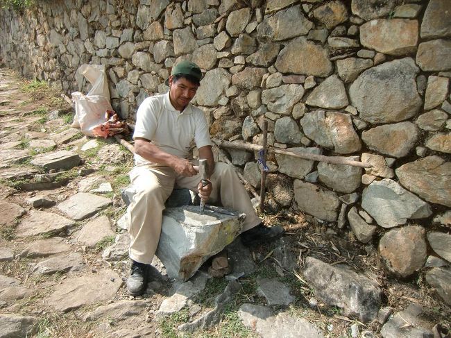 皇帝一行はインティプンクで儀式をあげた後、至近距離のマチュピチュに至るまでに、更に２回も儀式を執り行う。写真：インカ道を修理する人