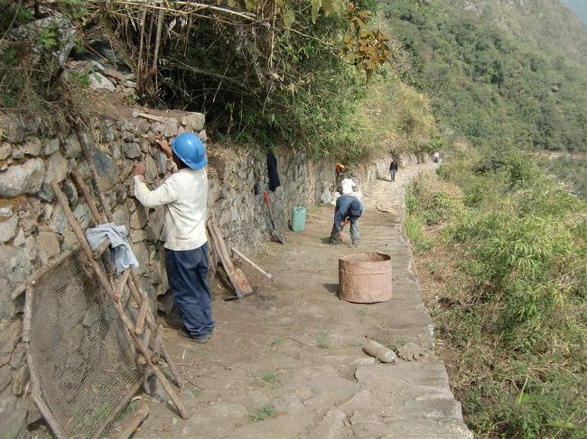 この念の入れようは皇帝のマチュピチュへの思い入れの強さを表している気がする。やはりマチュピチュはインカ帝国の特別な聖地だったのでは？<br />写真：インカ道を修理する人達