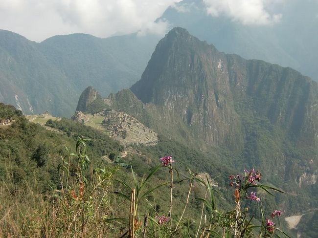 インカ道トレッキング隊もインティプンクの手前で前夜のキャンプを張り、早朝、インティプンクに登る。そして、朝日がインティプンク（太陽の門）を通ってマチュピチュ遺跡（写真）を照らす瞬間を拝む。