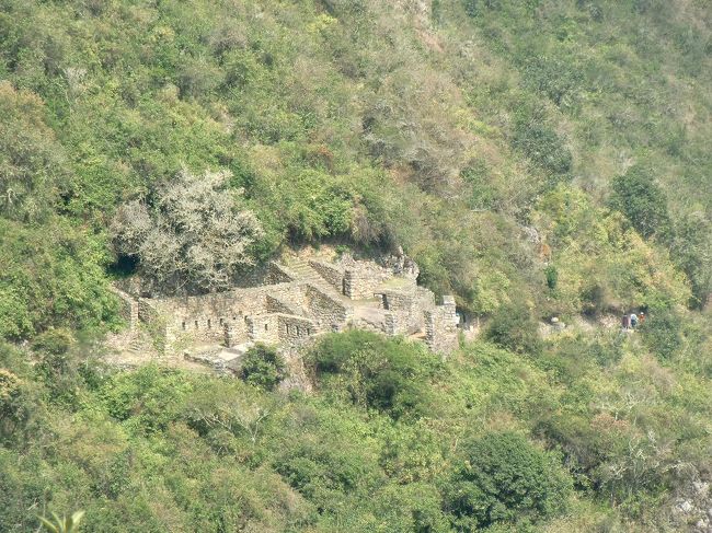 クスコからはるばる山を越えてやってきた皇帝一行は「インティプンク」ではじめてマチュピチュと対面する。写真：インカ道に造られた遺跡