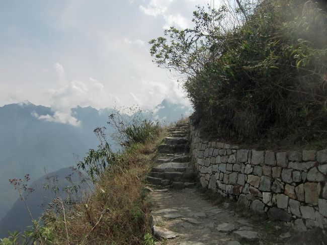 急峻な山の登山道にもかかわらず、インカ道（写真）は非常に整備されている。不思議なことに、一般の庶民は川が流れる下の道を通り、皇帝や貴族など高貴な人達は山道（インカ道）を通ったという。