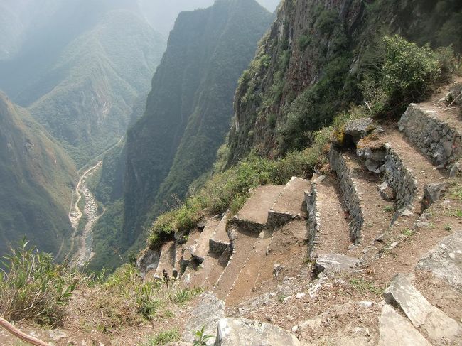 段々畑は深い谷底（写真）に落ちていく。段々畑は下方から作り上げてきたということだが、一体どうやって（手作業で）作ったのか？