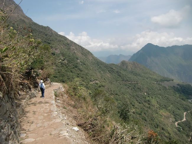 インカ皇帝が通った道を、自ら歩いてマチュピチュに行くインカ道トレッキングは人気が高い。古（いにしえ）のインカの時代に想いをはせながらインティプンクを後にする。