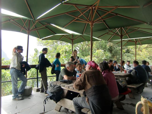 マチュピチュ遺跡内にはトイレがない。よって、インティプンク・ハイキング終了後、一旦、遺跡を出てランチ・トイレ休憩をする。