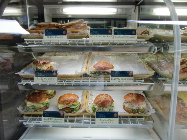 遺跡入り口付近にあるスナック・バー「エル・ミラドーア」に入る。各種サンドイッチ（写真）があるのでランチにいい。