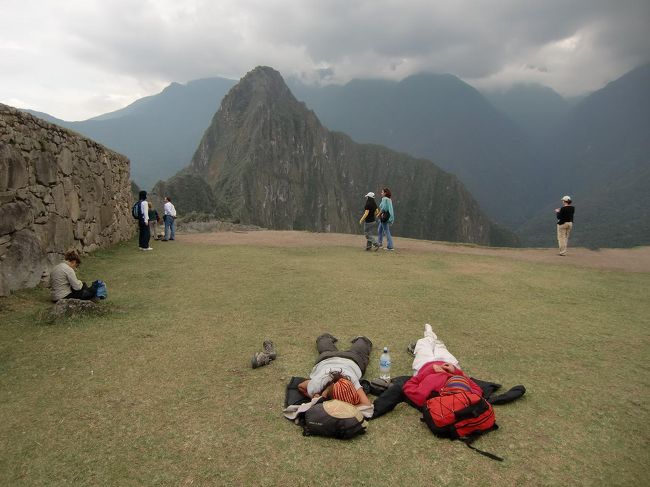 ランチの後、再び遺跡に入場し、見張り小屋付近のテラス（写真）で昼寝をする。これが実に気持ちいい。30分ばかり熟睡する。