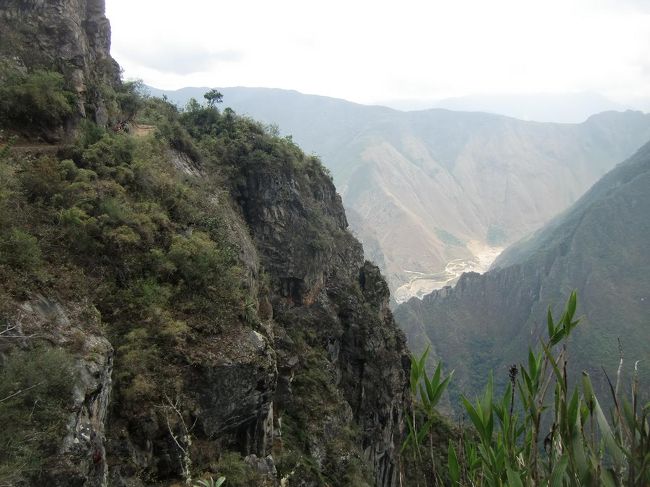インカ道は整備されて歩き易いが、断崖絶壁の小道なのでスリルがある。写真左の小道を20分ばかり進む。